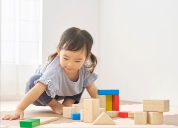 園児が積み木で遊んでいる姿