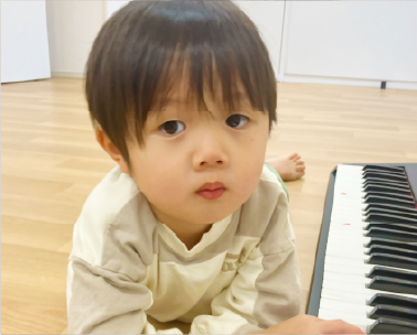 ピアノに触れている園児